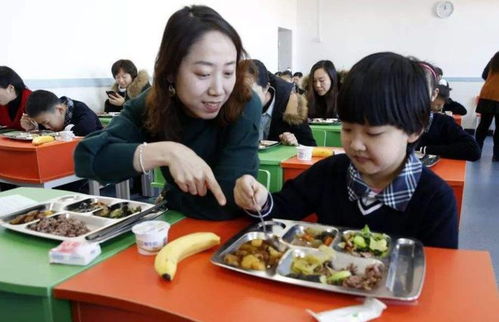 五方陪餐制下的教师困境 某地推行陪餐制，老师苦不堪言